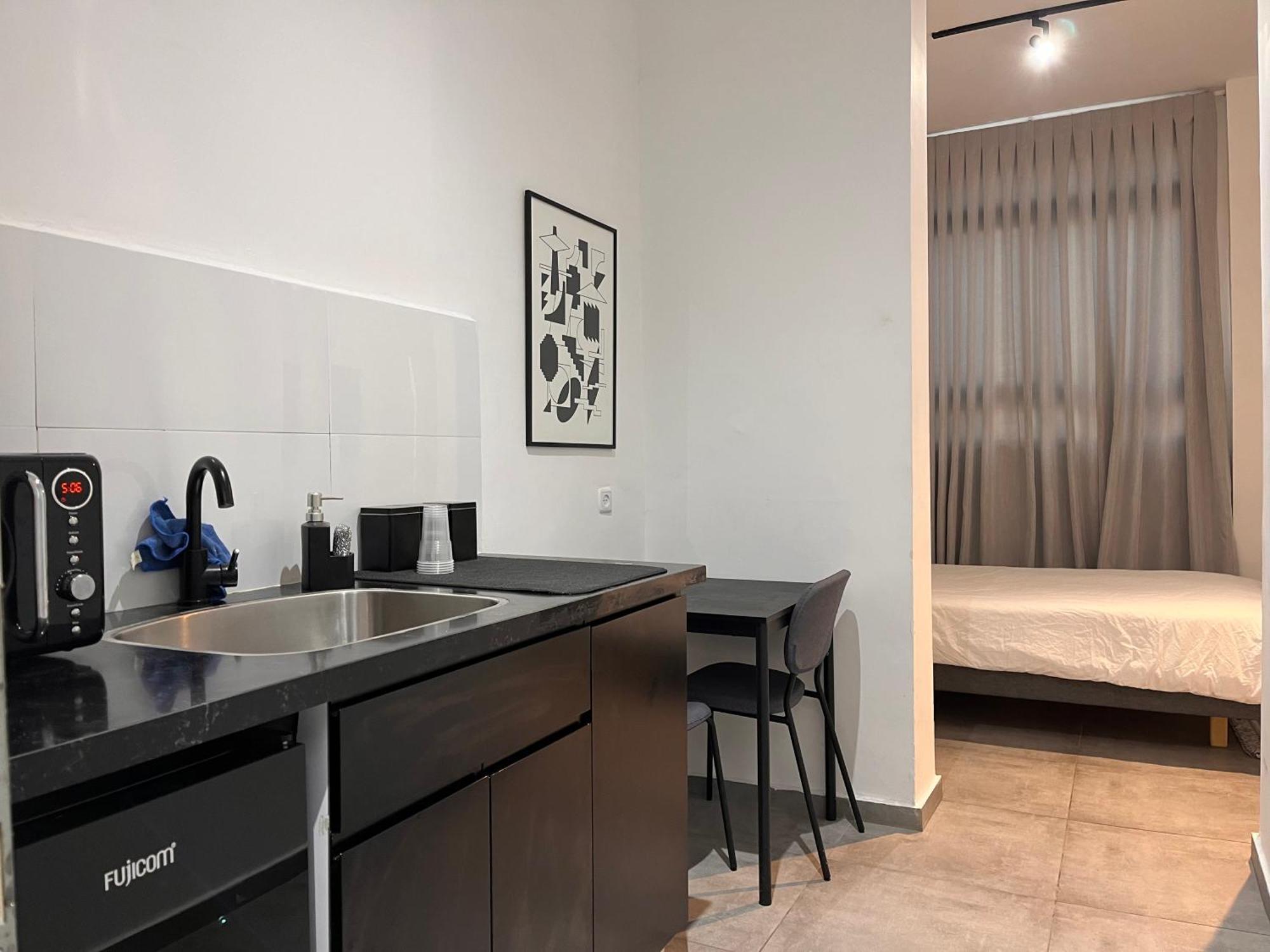 Yona 8 Bed & Breakfast Тел Авив Стая снимка