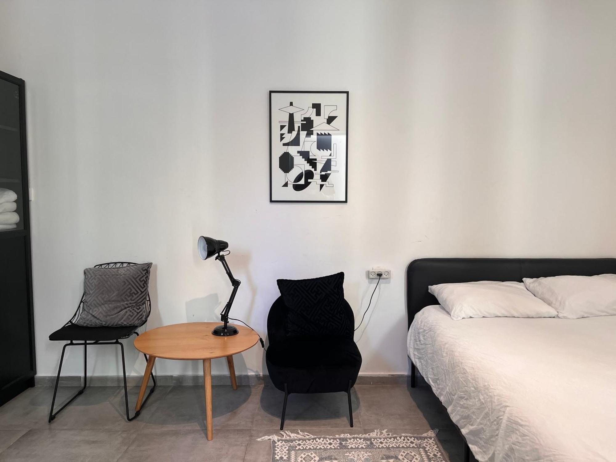 Yona 8 Bed & Breakfast Тел Авив Стая снимка