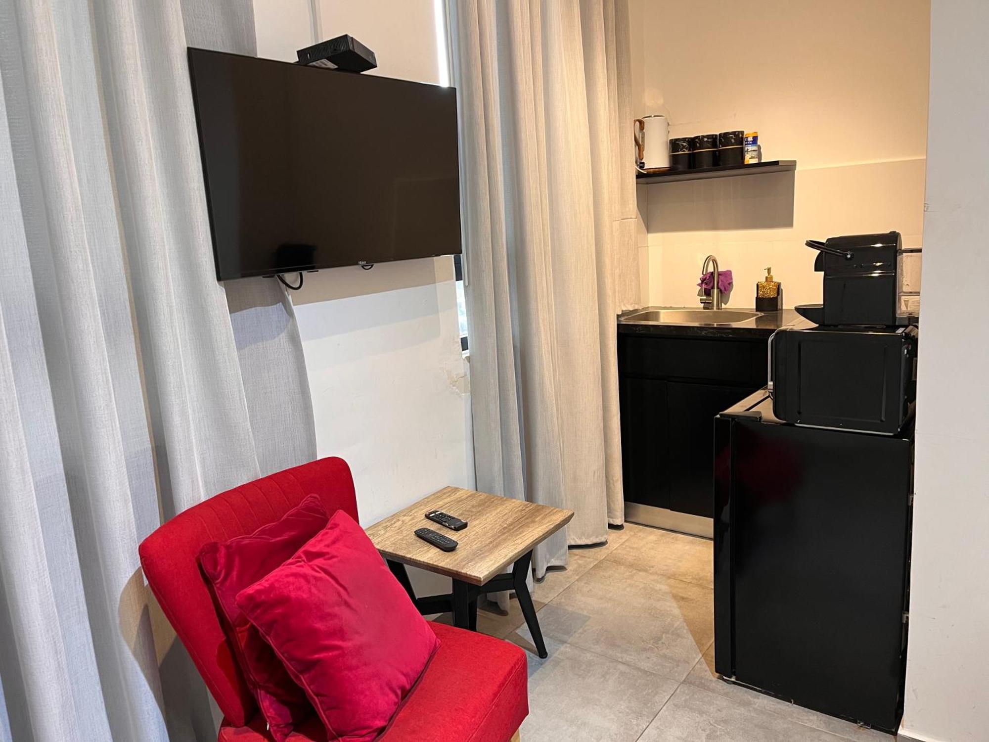 Yona 8 Bed & Breakfast Тел Авив Стая снимка