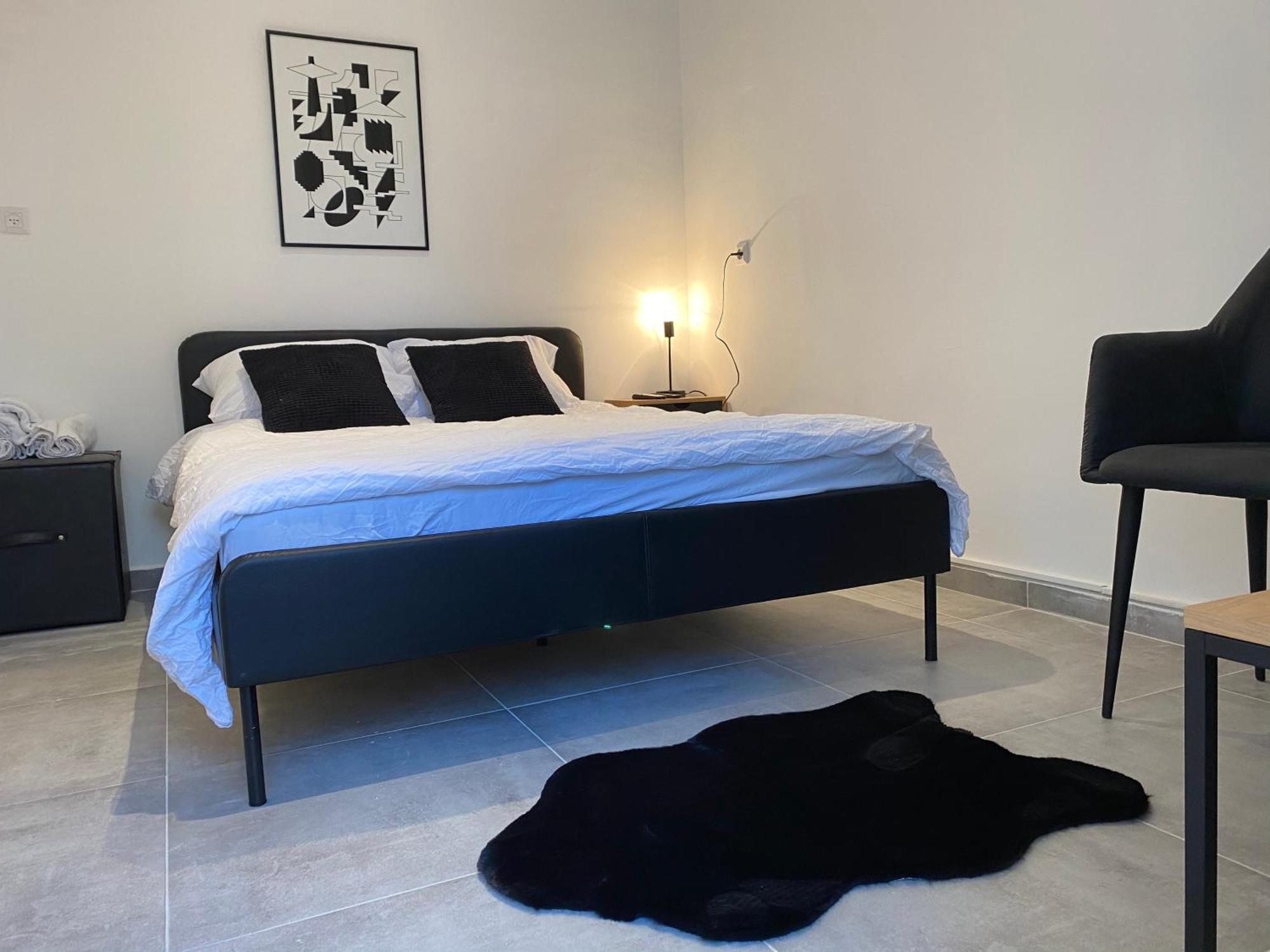 Yona 8 Bed & Breakfast Тел Авив Стая снимка