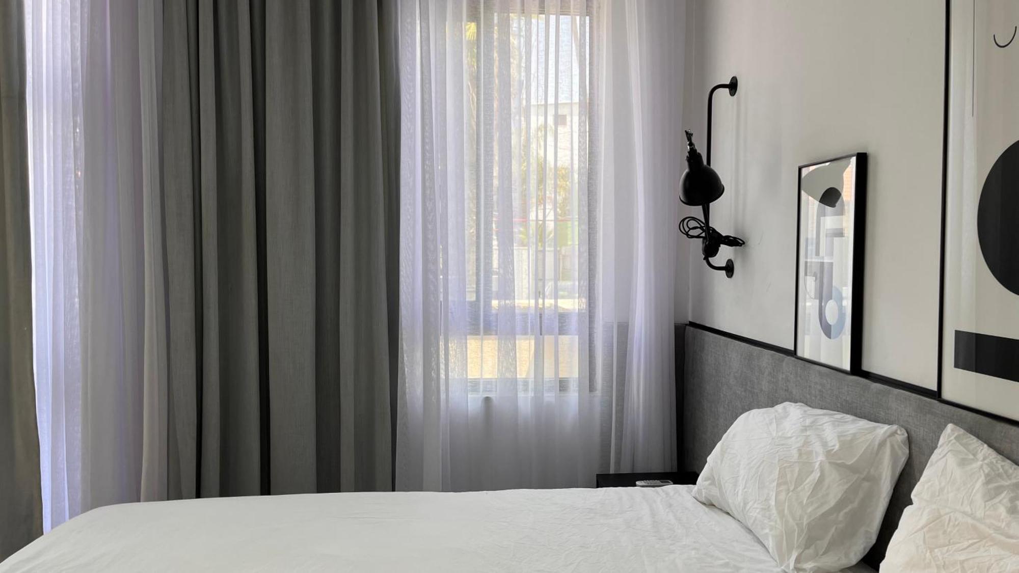 Yona 8 Bed & Breakfast Тел Авив Стая снимка