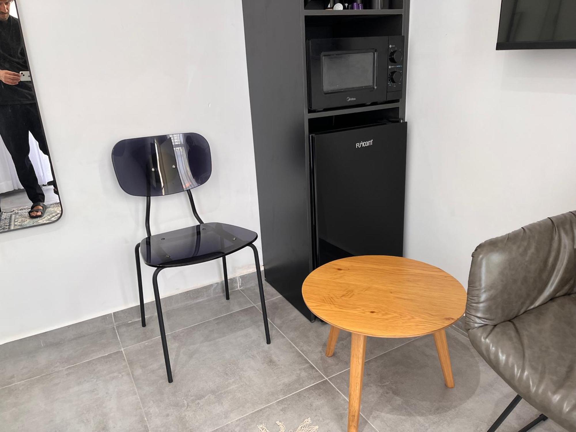 Yona 8 Bed & Breakfast Тел Авив Стая снимка