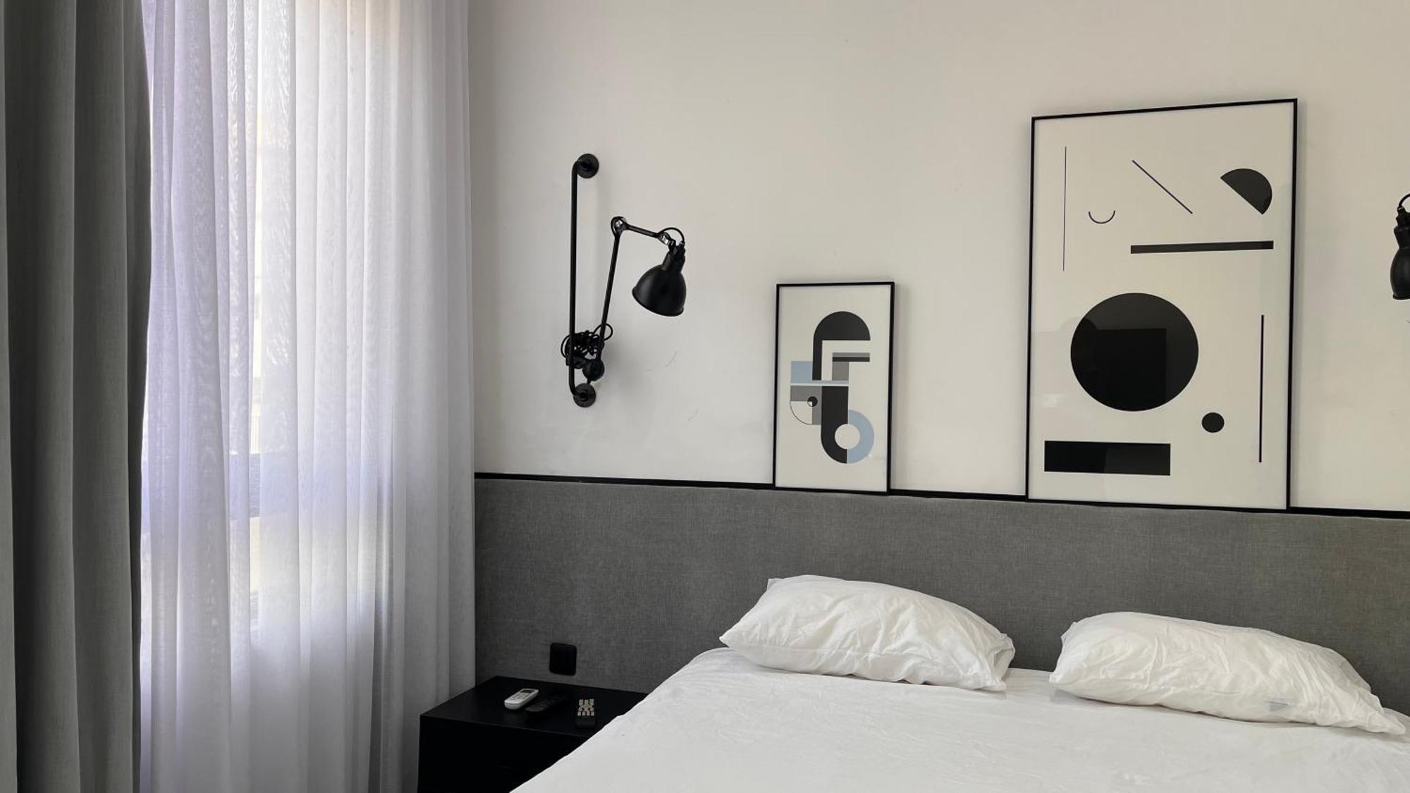 Yona 8 Bed & Breakfast Тел Авив Стая снимка