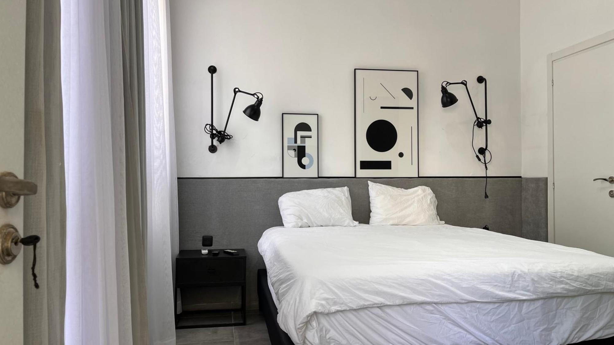 Yona 8 Bed & Breakfast Тел Авив Стая снимка