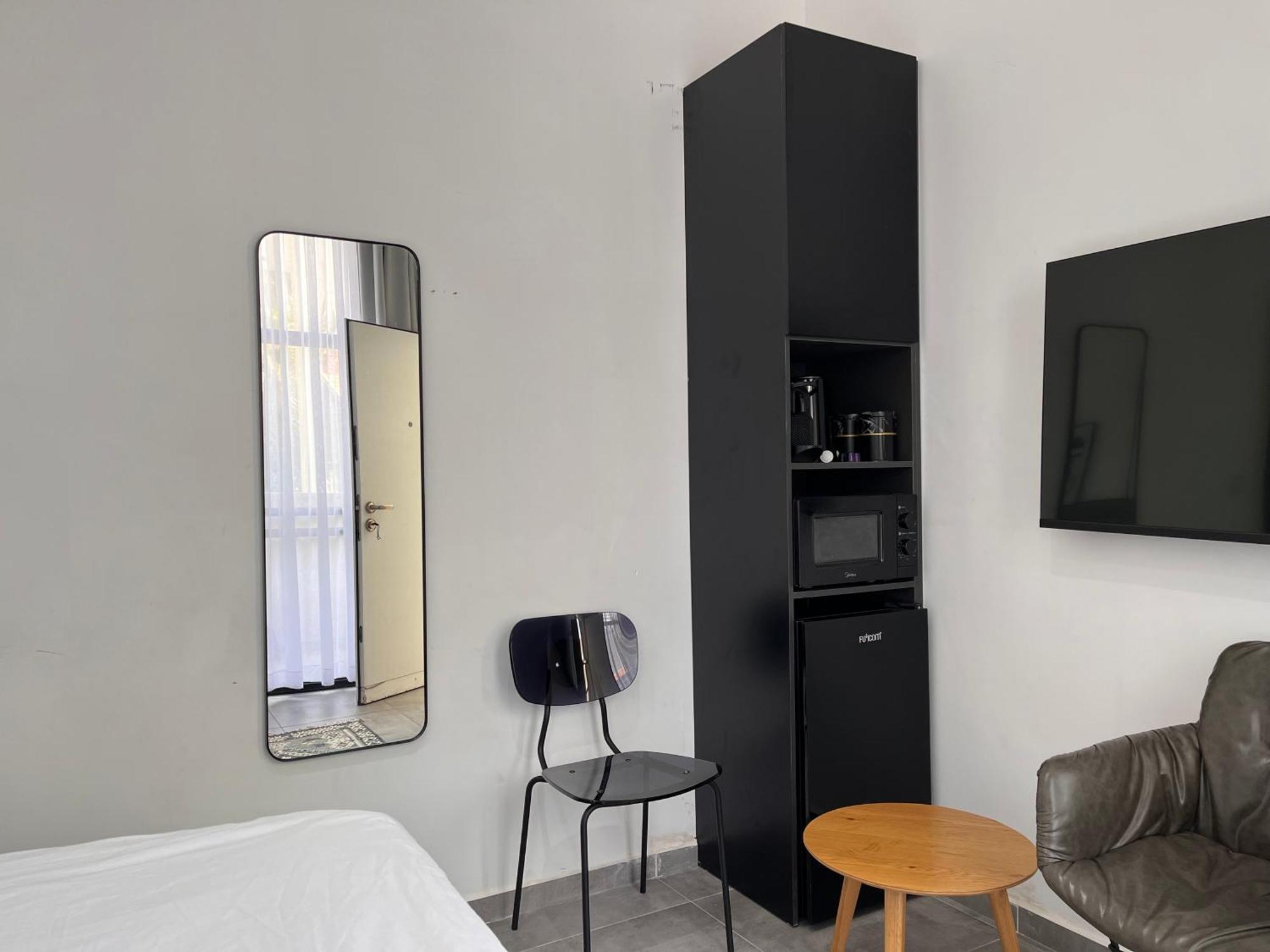 Yona 8 Bed & Breakfast Тел Авив Стая снимка