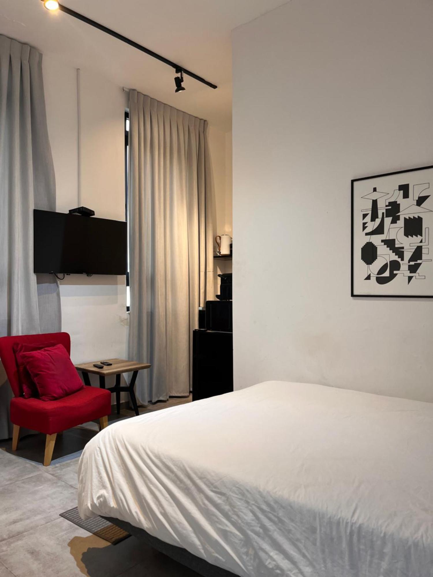 Yona 8 Bed & Breakfast Тел Авив Стая снимка