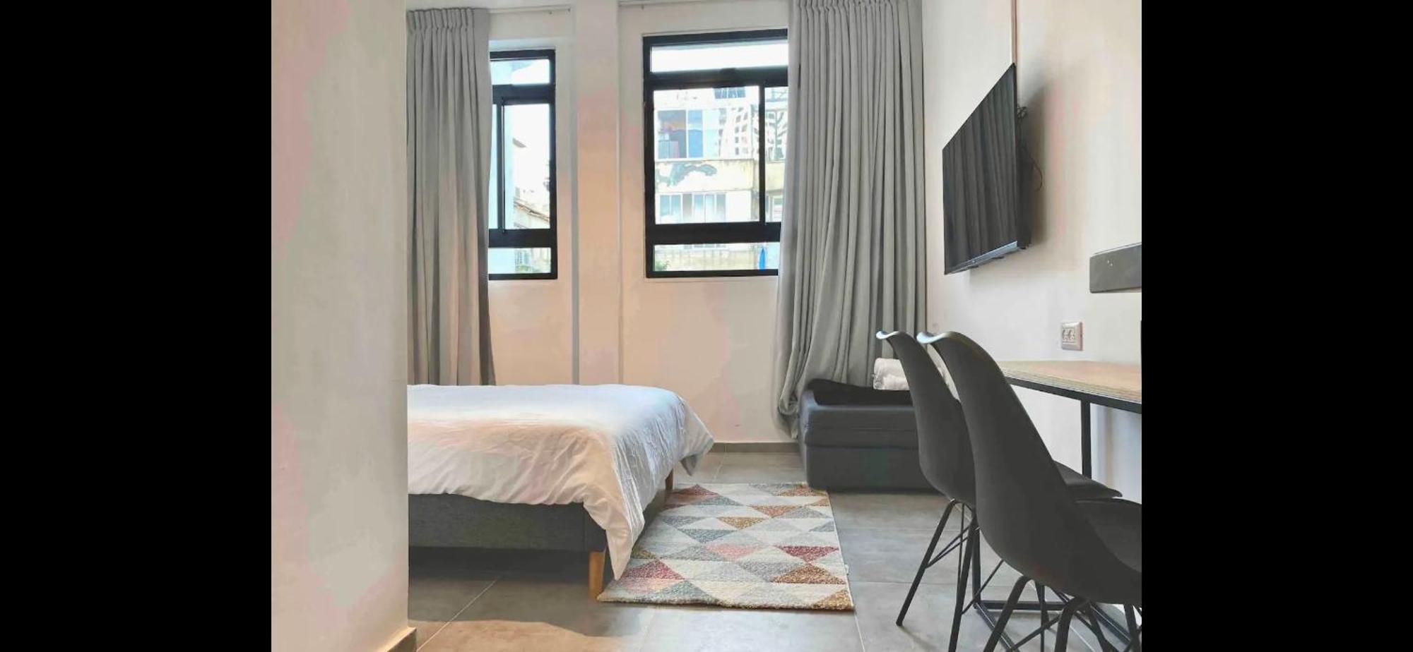 Yona 8 Bed & Breakfast Тел Авив Стая снимка