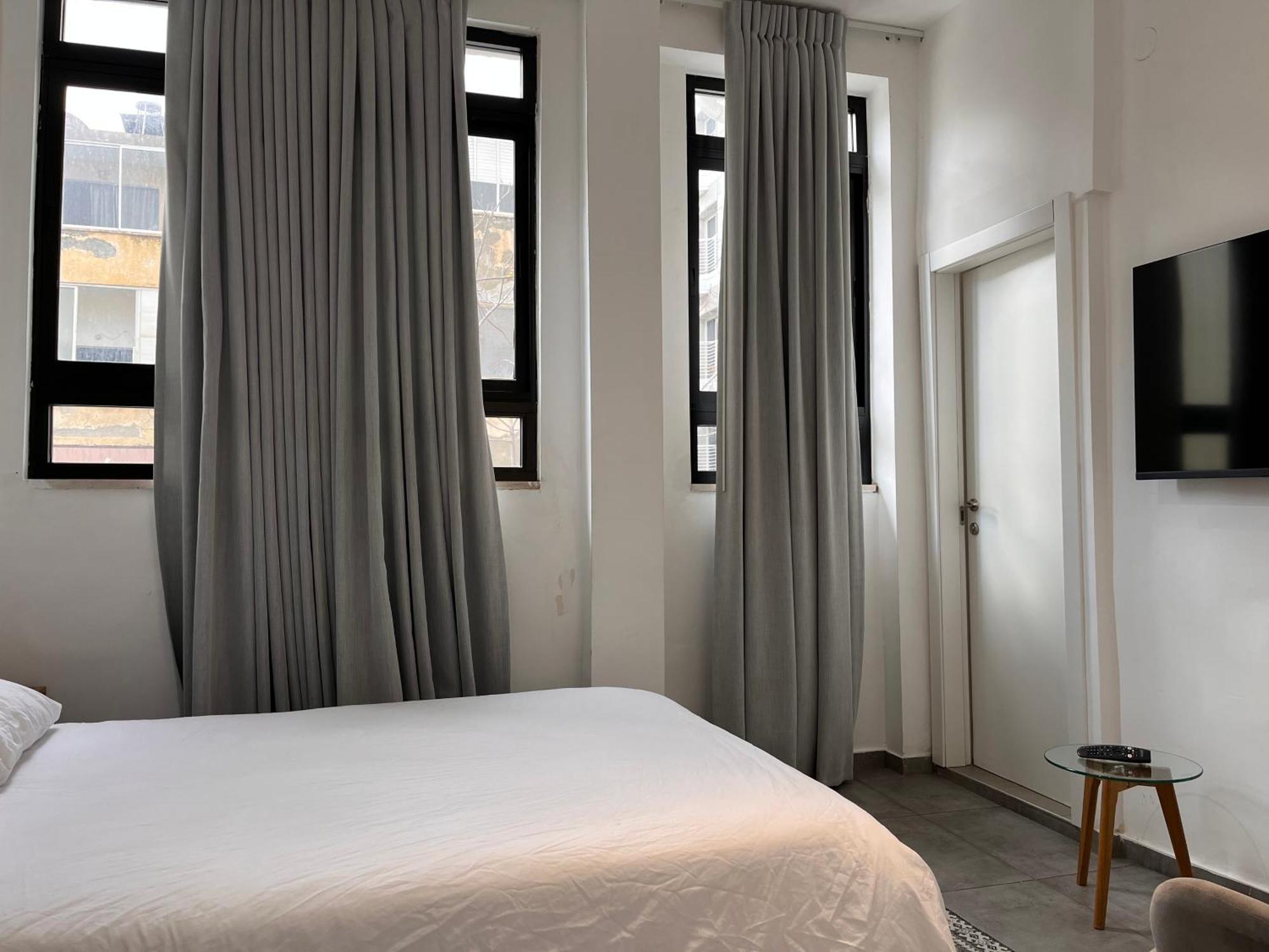 Yona 8 Bed & Breakfast Тел Авив Стая снимка