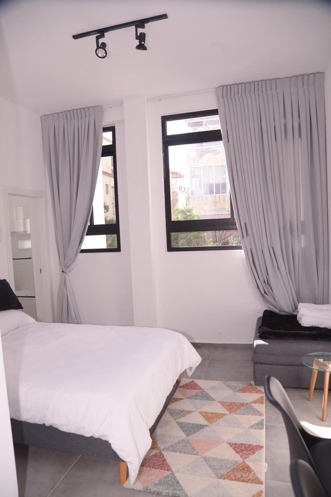 Yona 8 Bed & Breakfast Тел Авив Стая снимка