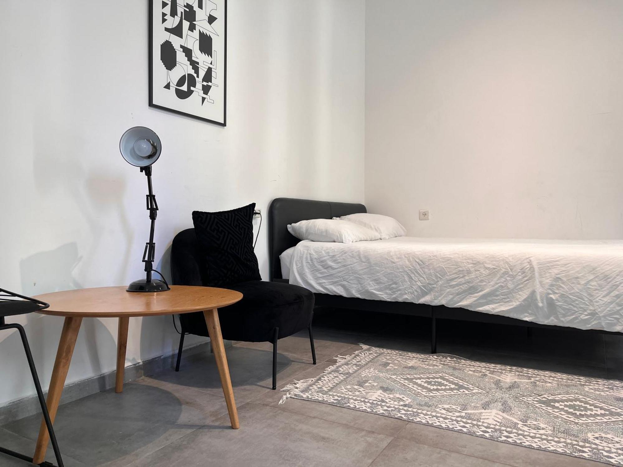 Yona 8 Bed & Breakfast Тел Авив Стая снимка
