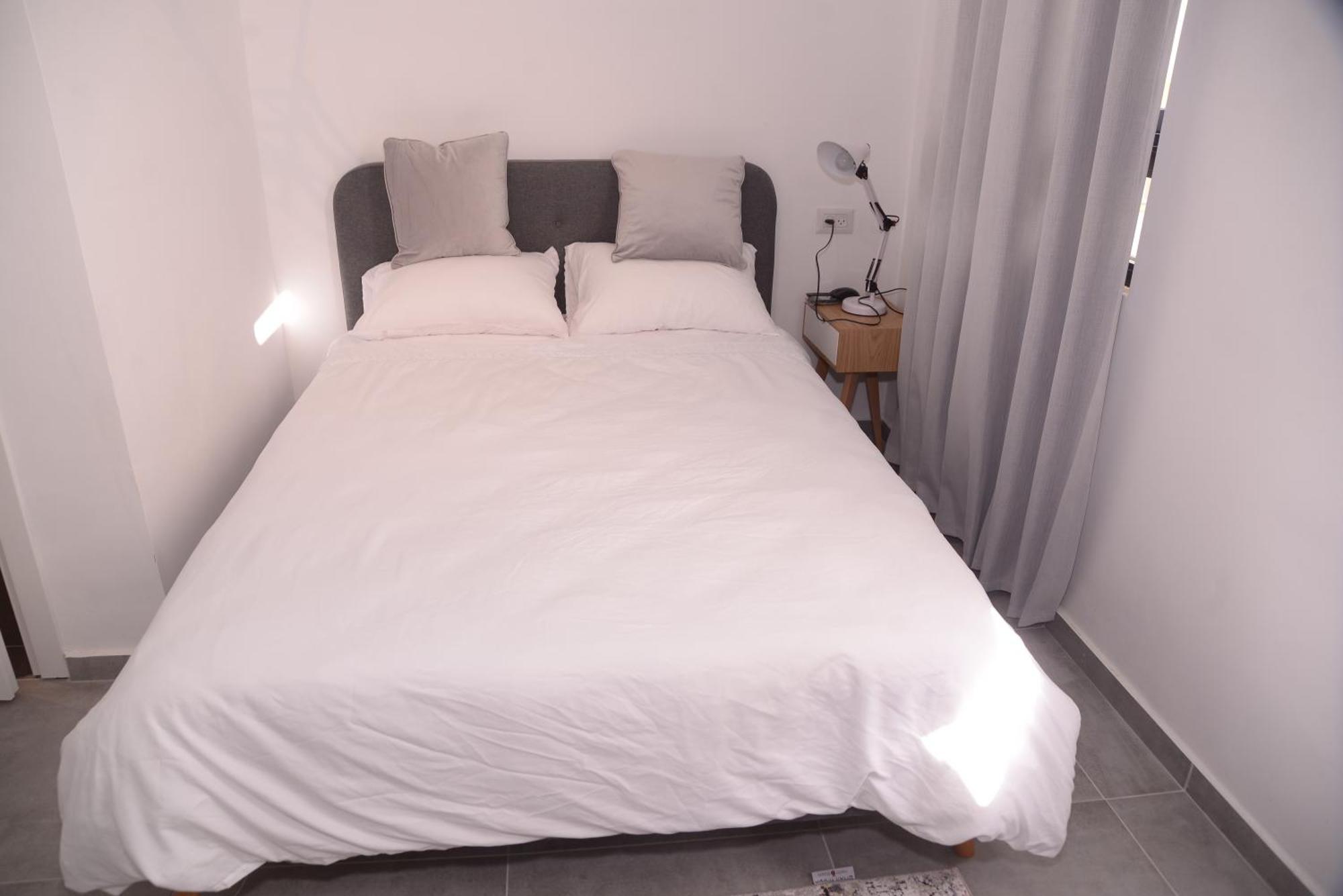 Yona 8 Bed & Breakfast Тел Авив Стая снимка