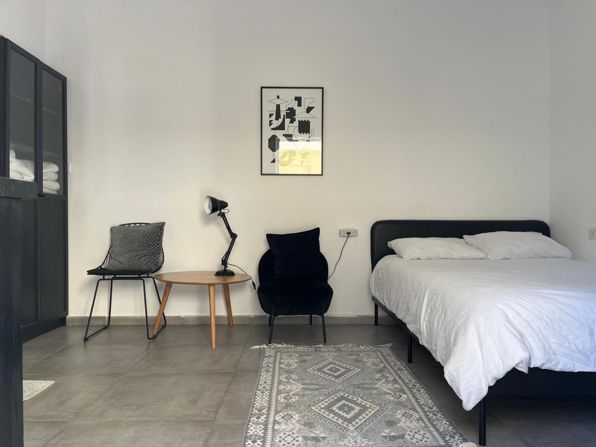Yona 8 Bed & Breakfast Тел Авив Стая снимка