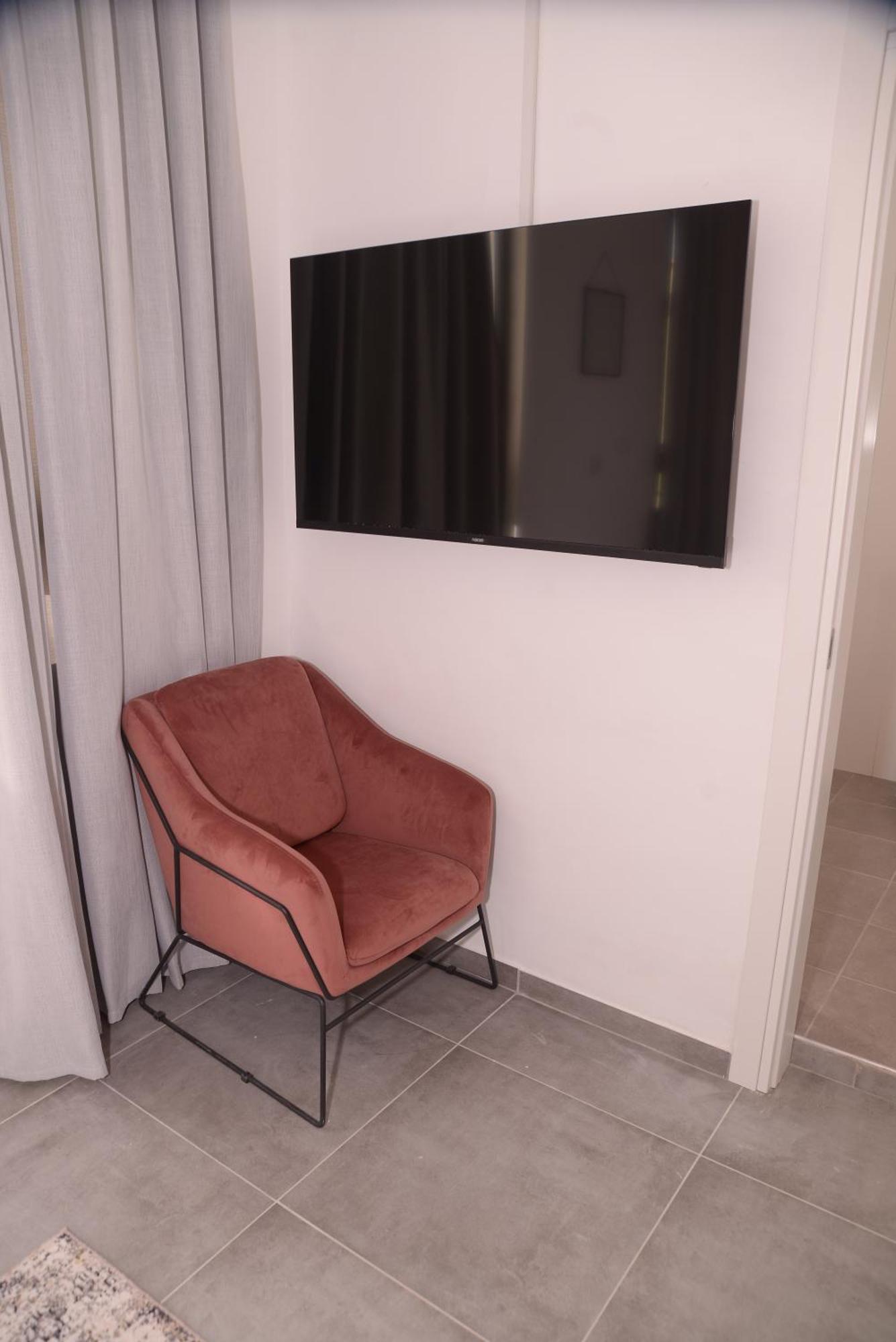 Yona 8 Bed & Breakfast Тел Авив Стая снимка
