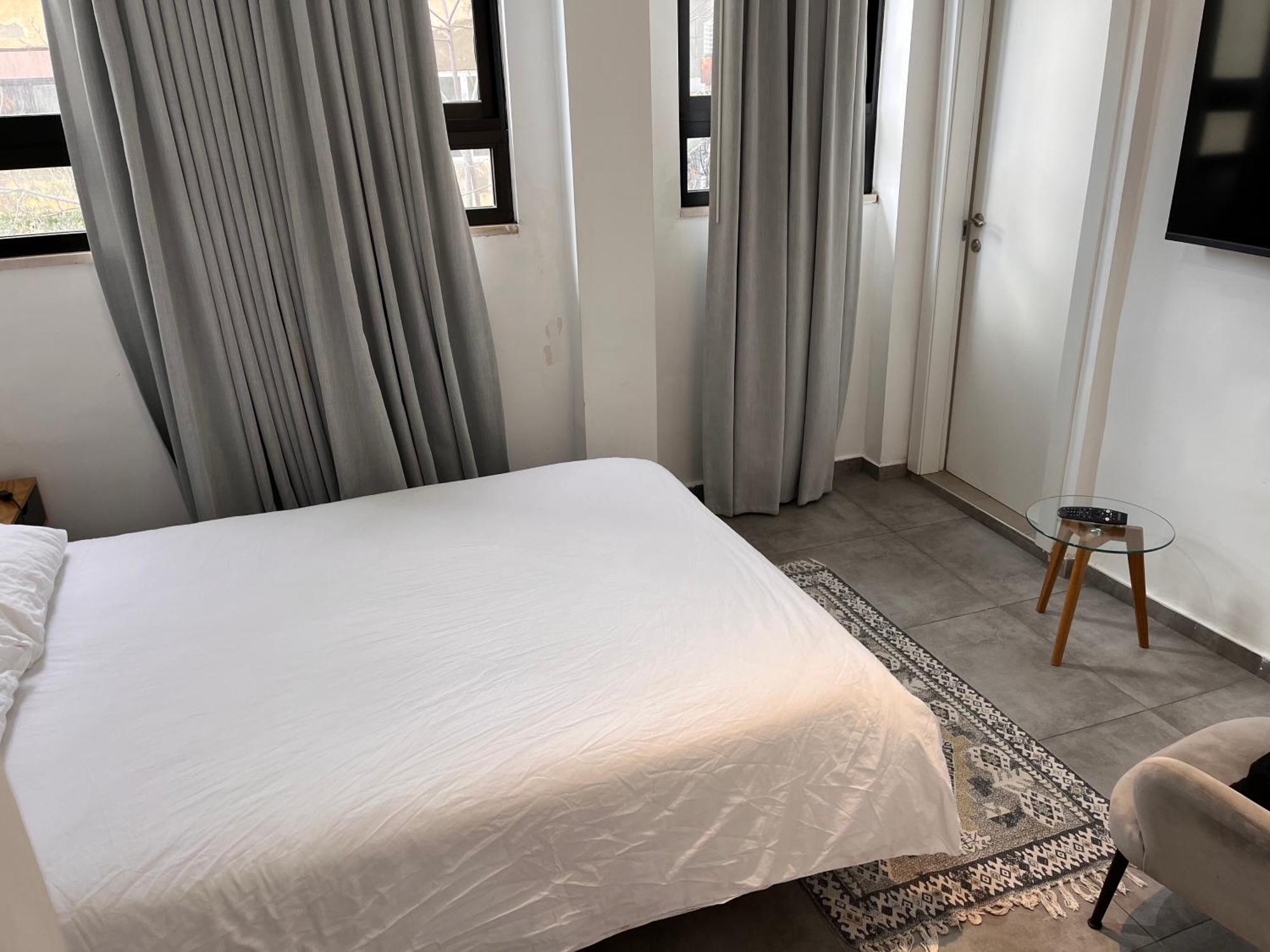 Yona 8 Bed & Breakfast Тел Авив Стая снимка