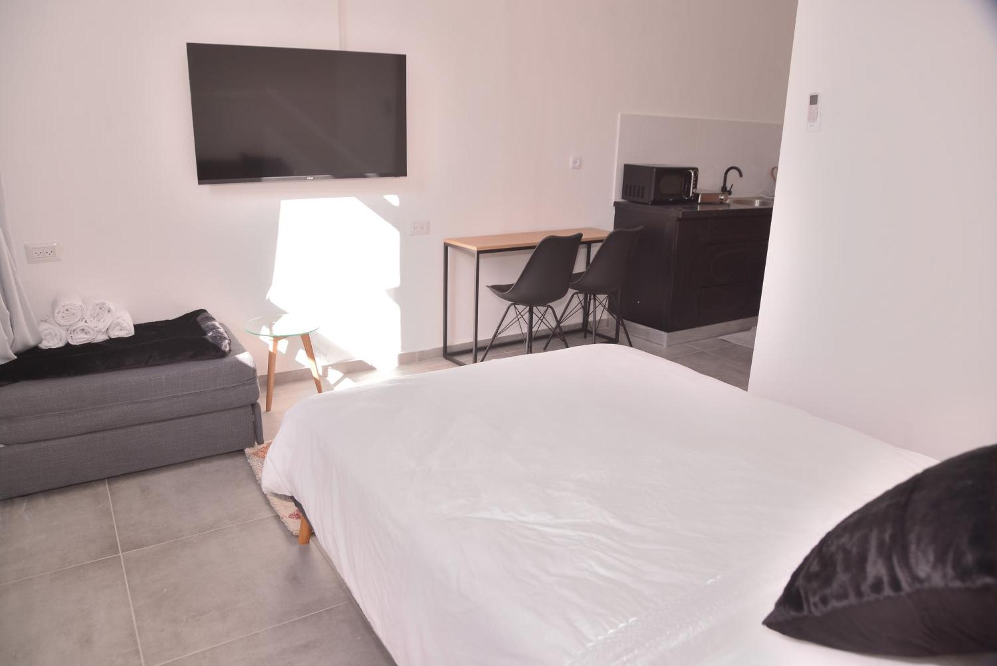 Yona 8 Bed & Breakfast Тел Авив Стая снимка