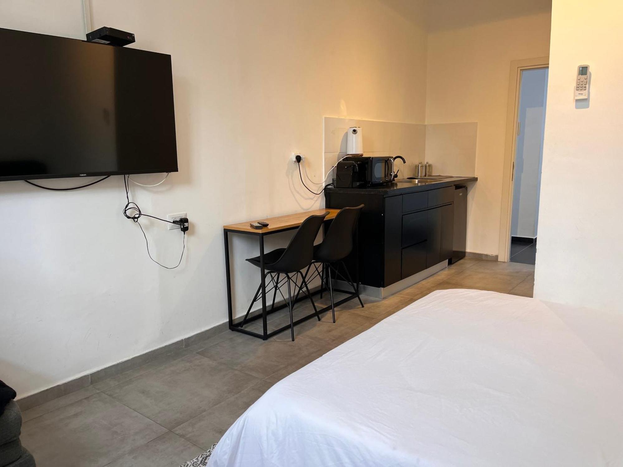 Yona 8 Bed & Breakfast Тел Авив Стая снимка