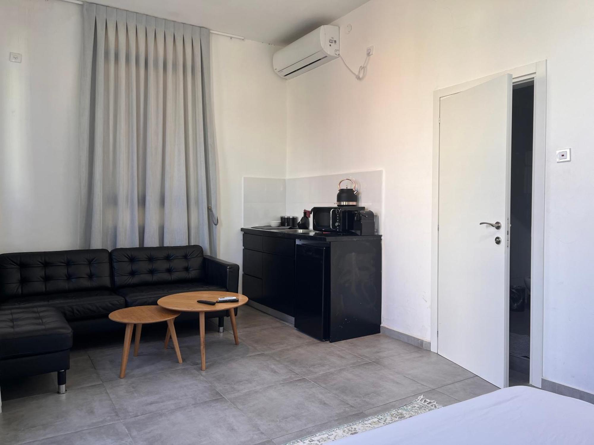 Yona 8 Bed & Breakfast Тел Авив Стая снимка