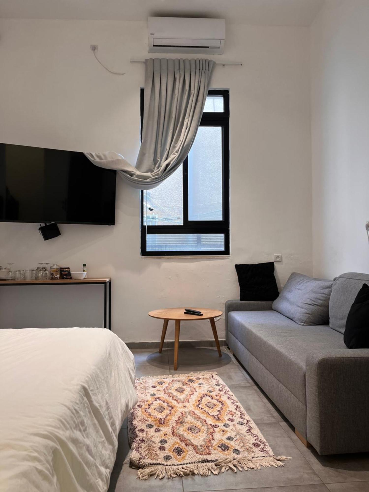 Yona 8 Bed & Breakfast Тел Авив Стая снимка