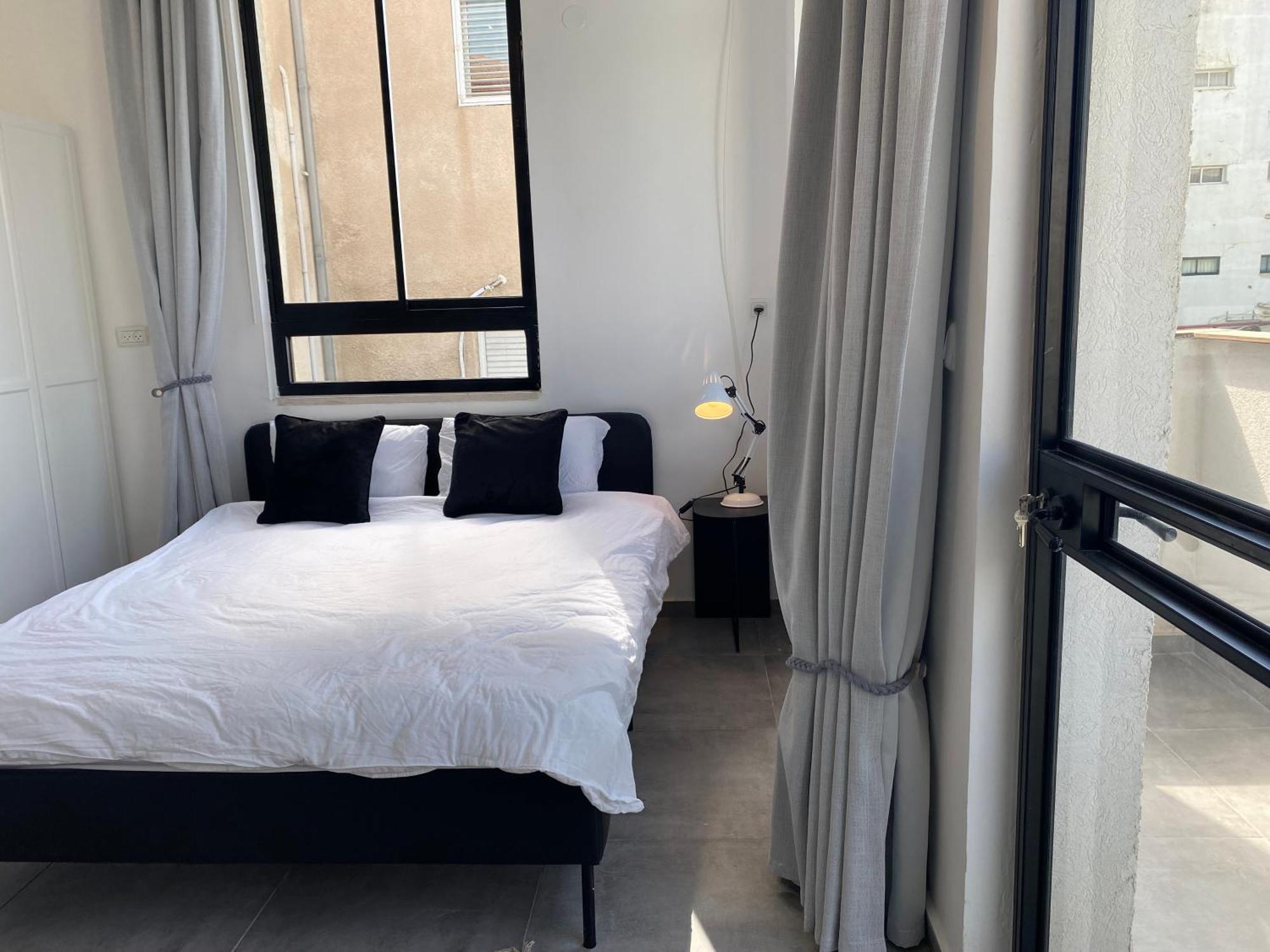 Yona 8 Bed & Breakfast Тел Авив Стая снимка