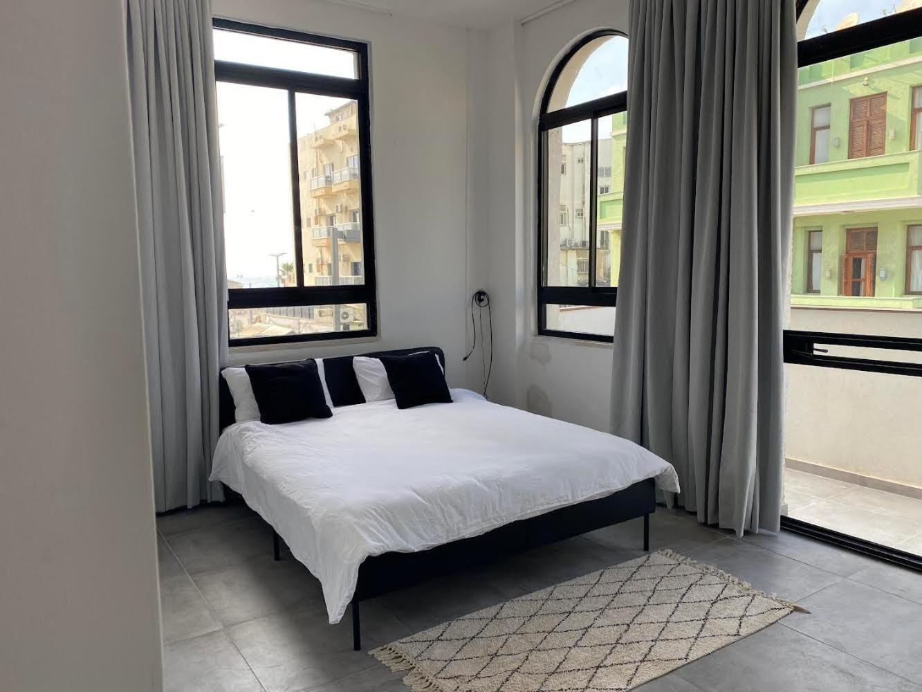 Yona 8 Bed & Breakfast Тел Авив Стая снимка