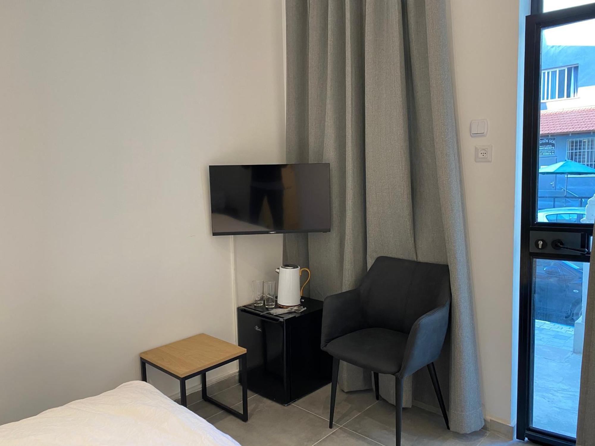 Yona 8 Bed & Breakfast Тел Авив Стая снимка
