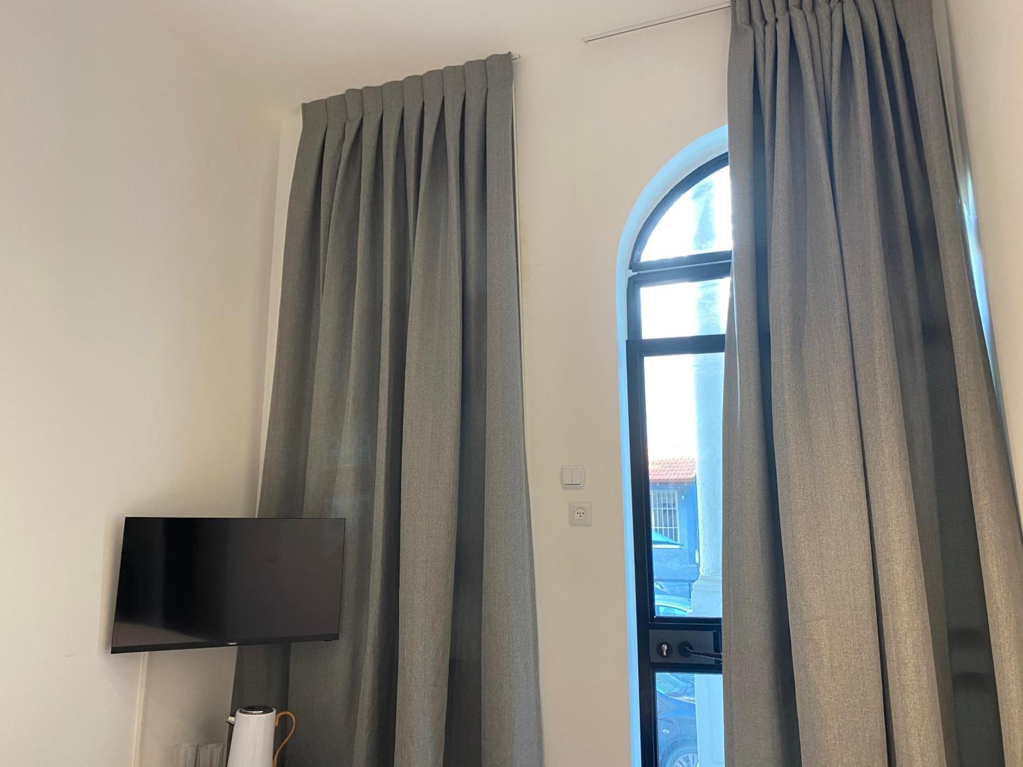 Yona 8 Bed & Breakfast Тел Авив Стая снимка