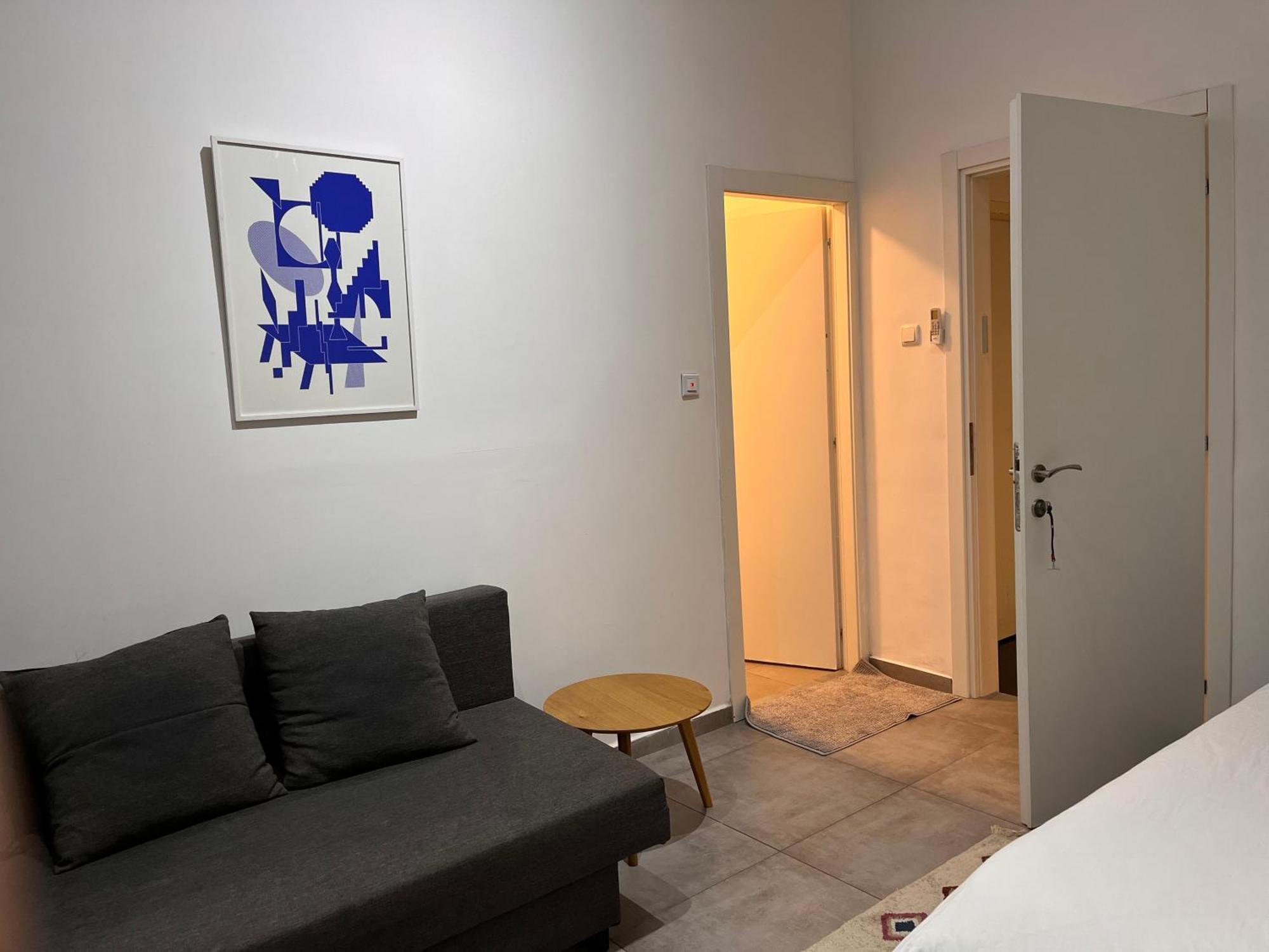 Yona 8 Bed & Breakfast Тел Авив Стая снимка