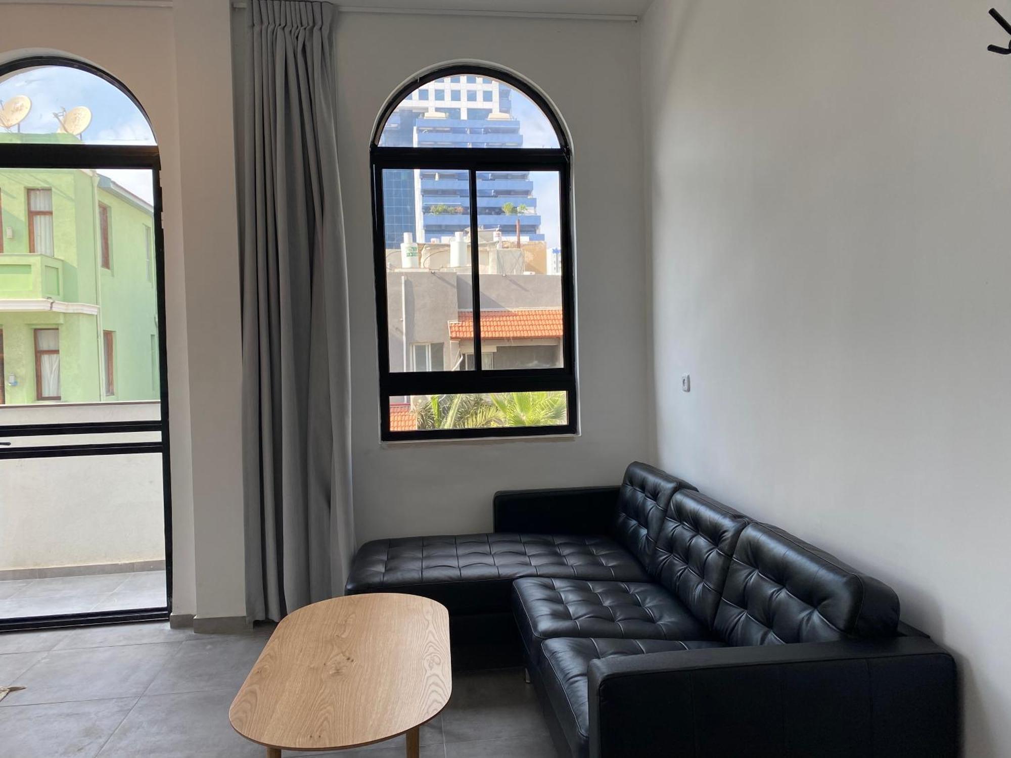 Yona 8 Bed & Breakfast Тел Авив Стая снимка