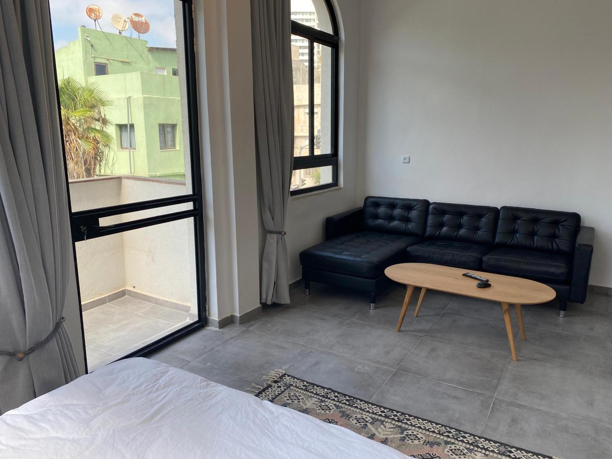Yona 8 Bed & Breakfast Тел Авив Стая снимка