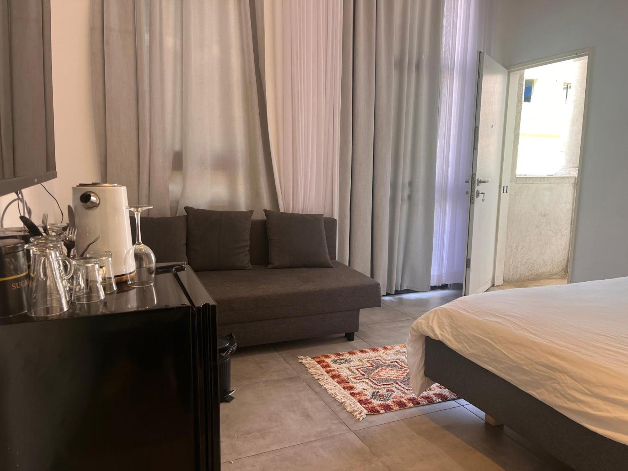 Yona 8 Bed & Breakfast Тел Авив Стая снимка